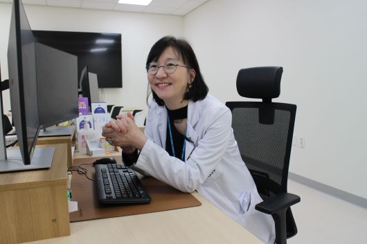 채종희 교수는 희귀질환 진료가 마치 '오케스트라 연주'와 닮은 점이 있다고 했다. 독주하지 않고 합을 맞출때 진단부터 치료까지 조화를 이룰 수 있다는 것이다. 채 교수는 "진료 장벽을 낮추는 노력을 하는데 요새는 온라인 줌 회의가 활성화 돼서 훨씬 의논하기 좋은 환경이 됐다"고 했다. /전효진 기자