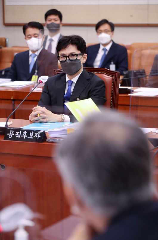 한동훈 법무부장관 후보자가 9일 서울 여의도 국회에서 열린 인사청문회에서 의원 질의를 듣고 있다. /뉴스1