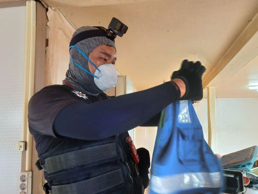 지난 18일 오전 8시 30분쯤 종수(가명)씨가 입던 작업복을 정리하고 있는 김새별 바이오해저드 대표. /송복규 기자