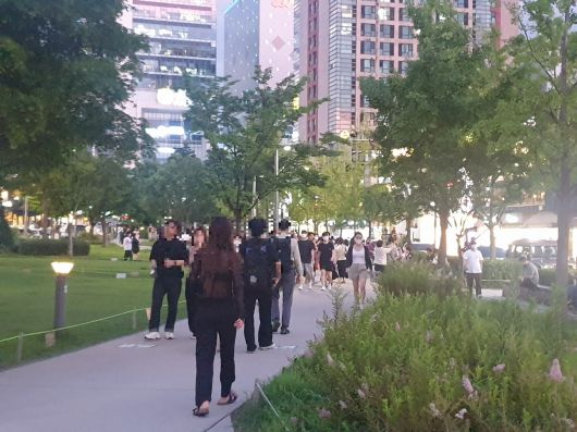 12일 저녁 찾은 마포구 연남동 경의선 숲길 모습. 산책하는 사람들과 인근 상가를 찾는 손님들을 쉽게 볼 수 있다. /최온정 기자