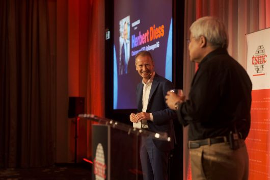 TSMC 기술 심포지움에 참석한 헤르베르트 디이스 폭스바겐그룹 CEO(왼쪽)가 웨이저자 TSMC CEO를 바라보며 웃고 있다. /헤르베르트 디이스 CEO 링크드인