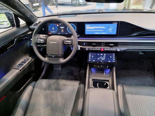 14일 경기 고양시 현대모터스튜디오 고양에 전시된 신형 그랜저의 모습. /고성민 기자