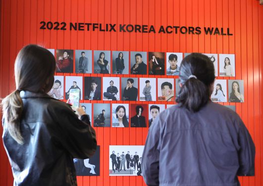 작년 10월 부산 해운대구 KNN타워에 마련된 넷플릭스 사랑방 모습. /연합뉴스