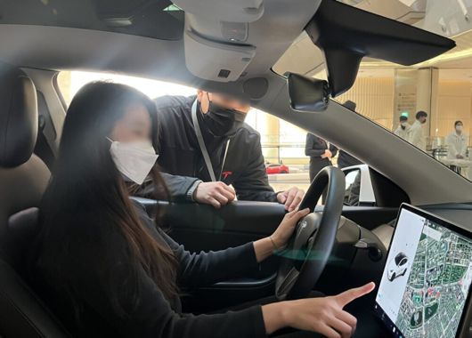 지난 1월 잠실 롯데월드몰에 전시된 테슬라 모델Y의 실내를 한 시민이 살펴보고 있다. 비상등 버튼은 천장에 달려 있다. /테슬라코리아 제공