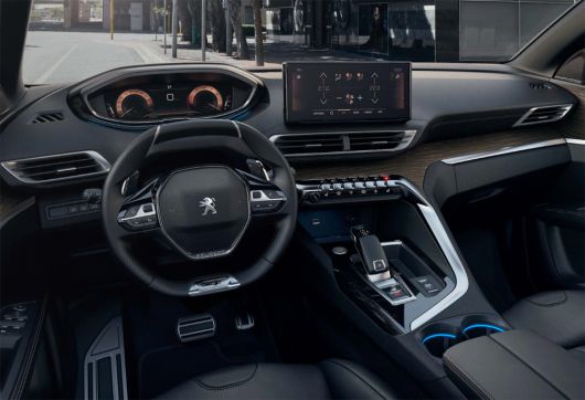 푸조 5008의 실내. 센터페시아에 피아노 건반 형태의 7개 토글 스위치가 있는데, 비상등 점멸 버튼(붉은색 버튼)은 운전석 기준으로 맨 끝인 왼쪽 7번째에 위치한다. /푸조 제공