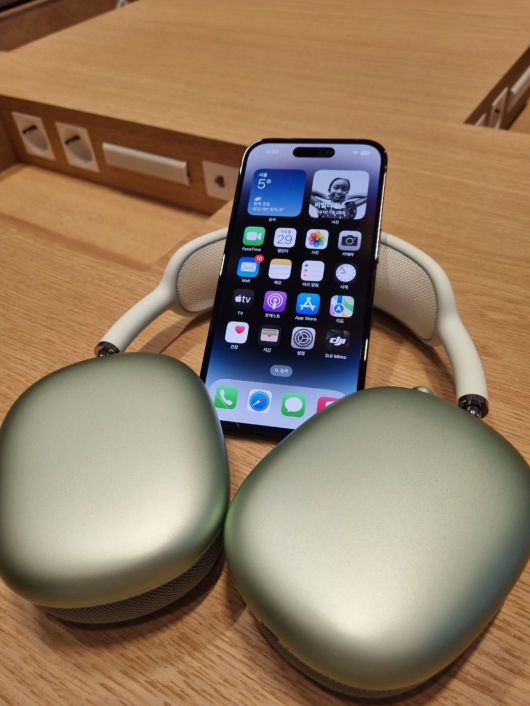 애플 강남 ‘팝업 스튜디오’에 있는 뉴진스 'OMG(Apple Music Edition)' 청음 세션을 위해 준비된 아이폰14 프로맥스와 에어팟 맥스./이경탁 기자