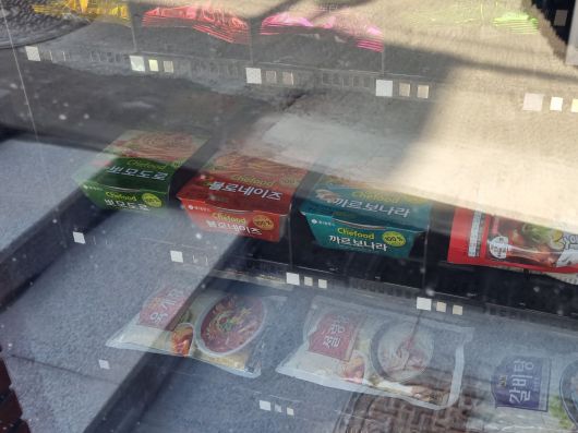 '헤이' 1층에 설치돼있는 무인 스토어에는 1인 가구가 선호할 만한 음식들을 판매한다. 자판기 모양의 기계 안에 들어 있는 간편 스파게티와 설렁탕. /백윤미 기자