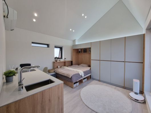 4층 넓은 방 전경. 다른 방보다 층고가 높고 테라스를 이용할 수 있다는 장점이 있다. 사진 오른쪽에 로봇청소기도 구비돼있다. 월 임대료는 125만원이다. /백윤미 기자