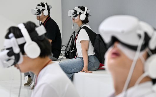 지난 6월 15일 서울 강남구 코엑스에서 열린 2023 메타버스 엑스포를 찾은 관람객들이 롯데 칼리버스 부스에서 메타버스를 체험하고 있다./뉴스1