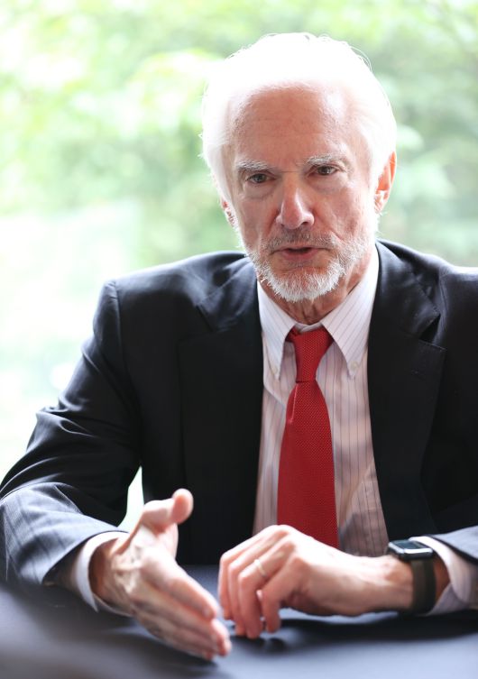 '인공지능(AI) 석학' 제리 카플란 박사가 21일 서울 중구 소공동 웨스틴조선호텔에서 열린 국내 최대 테크 콘퍼런스 '스마트클라우드쇼 2023'에서 기조강연을 한 후 조선비즈 기자와 인터뷰하고 있다./조선비즈