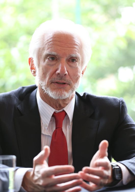 '인공지능(AI) 석학' 제리 카플란 박사가 21일 서울 중구 소공동 웨스틴조선호텔에서 열린 국내 최대 테크 콘퍼런스 '스마트클라우드쇼 2023'에서 기조강연을 한 후 조선비즈 기자와 인터뷰하고 있다./조선비즈