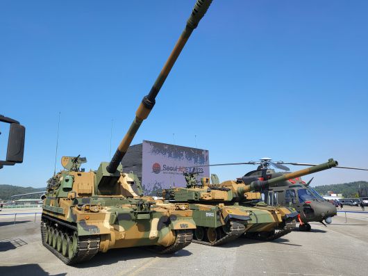ADEX 개막을 하루 앞둔 16일 성남 서울공항 내 야외 전시장에 한화에어로스페이스의 K9 자주포(왼쪽)와 현대로템의 K2 전차(오른쪽)가 나란히 전시돼 있다. /정재훤 기자