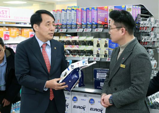 장영진 산업통상자원부 제1차관이 6일 서울 잠실 롯데마트 월드타워점에서 마트 관계자로부터 요소 재고 현황 및 판매 추이에 대한 설명을 듣고 있다. /산업통상자원부 제공