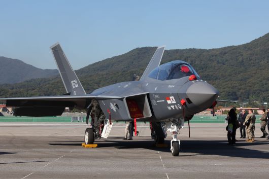 지난 10월 경기도 성남 서울공항에서 열린 '서울 아덱스(ADEX) 2023' 행사장에 국산 전투기 KF-21이 전시돼 있다. /연합뉴스