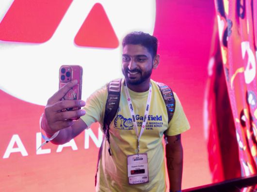 지난 6일(현지시각) 인도 카르나타카주 벵갈루루 쉐라톤 그랜드 호텔에서 열린 인디아 블록체인 위크(IBW) 2023에 참가한 개인 투자자 루페쉬 피로디야가 행사장에서 사진을 찍고 있다. /김태호 기자