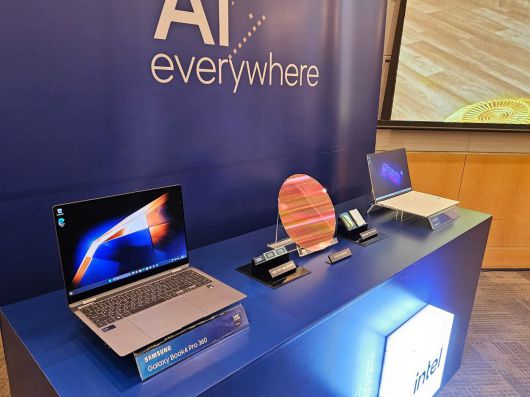 18일 서울 영등포 전경련회관에서 인텔이 'AI 에브리웨어'를 주제로 한 기자간담회를 열고 인텔의 차세대 AI 칩을 대거 공개했다. 사진은 인텔이 새로 출시한 인텔 코어 울트라가 탑재된 삼성전자의 '삼성 갤럭시 북 4 시리즈'와 LG전자의 'LG그램 16'./전병수 기자