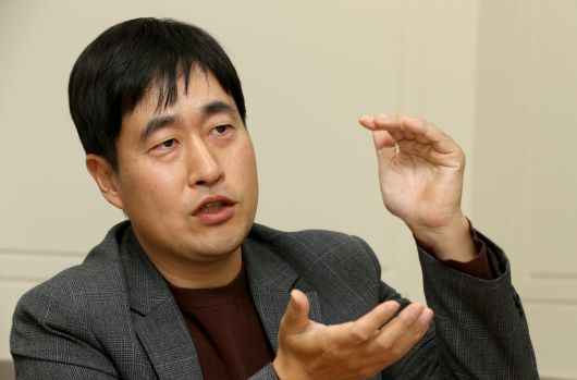 이건규 르네상스자산운용 대표가 2023년 12월 18일 서울 영등포구 여의도 르네상스자산운용 본사에서 조선비즈와 인터뷰하고 있다. /주완중 기자