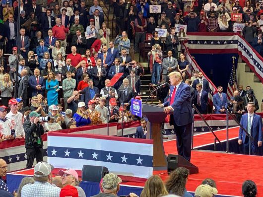 도널드 트럼프 전 미국 대통령이 2월 23일(현지시각) 미 사우스캐롤라이나주 록힐 윈드롭 콜리세움에서 유세하고 있다. /연합뉴스