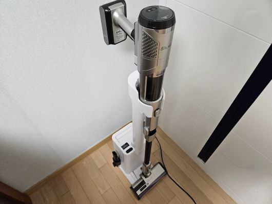 샤크닌자IQ+에는 자동으로 먼지를 비우는 먼지통이 탑재된 충전 도크가 제공된다./전병수 기자