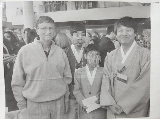 빌 게이츠는 최영욱 작가의 작품을 구매한 이듬해인 2011년 6월 최 작가를 빌·멜린다 게이츠 재단 사옥으로 초청했다. 초청 당시 빌 게이츠와 함께했던 사진이 최 작가 작업실에 걸려있다. /이학준 기자