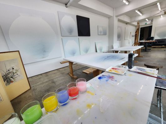 지난 14일 경기 파주시에 있는 최영욱 작가의 작업실. 벽면에 달항아리를 소재로 한 작품이 전시돼 있다. /이학준 기자