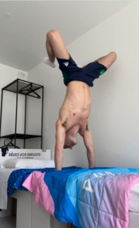 아일랜드 소속 체조선수 라이스 맥클레나건이 골판지 침대에 물구나무를 서며 내구성을 테스트하고 있다. / 인스타그램