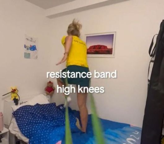 호주 여자 테니스 대표팀 선수가 허리에 고무줄을 매고 골판지 침대 위에서 뛰면서 내구성을 테스트하고 있다. / 틱톡 캡처