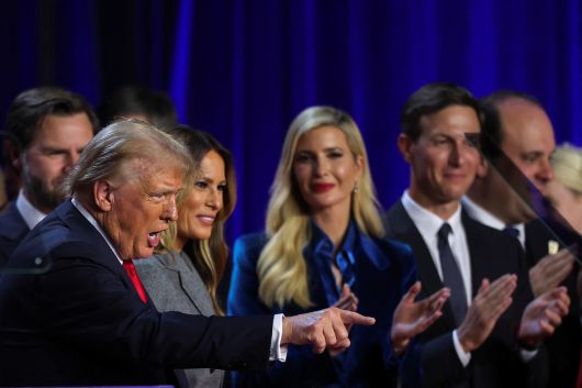 6일(현지 시각) 도널드 트럼프 대통령 당선인이 소감을 밝히고 있는 모습을 바라보는 트럼프의 장녀 이방카 트럼프와 사위 재러드 쿠슈너. / 로이터
