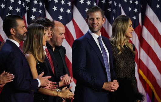 도널드 트럼프 대통령 당선인의 장남인 트럼프 주니어(왼쪽), 차남 에릭 트럼프(오른쪽에서 두 번째), 에릭의 부인인 라라 트럼프(오른쪽). / 로이터