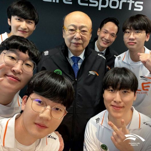 김승연 한화그룹 회장(가운데)과 김동원 한화생명 사장(오른쪽)과 함께한 한화생명e스포츠 선수단. 왼쪽부터 반시계 방향으로 피넛, 딜라이트, 바이퍼, 제카, 도란. /한화생명e스포츠 인스타그램