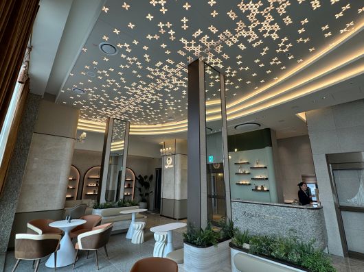 지난 16일 오후 3시 인천 서구 왕길동 왕길역 로열파크씨티 푸르지오 110동 전면부에 있는 테라스형 스카이라운지 내부 전경. /박지윤기자