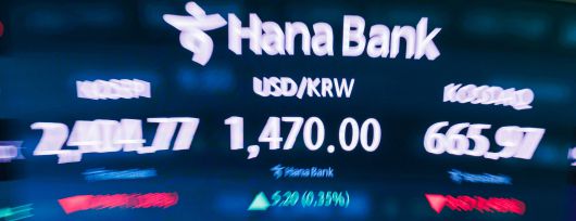 12월 27일 오후 서울 명동 하나은행 딜링룸 모니터에 주가 지수와 원·달러 환율 거래가 정보가 표시돼 있다. / 연합뉴스