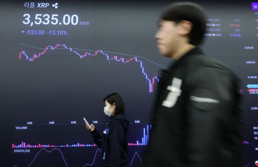 3일 오후 서울 강남구 업비트 고객센터 전광판에 가상자산 리플 종목의 하락률이 13%대를 나타내고 있다. /뉴스1