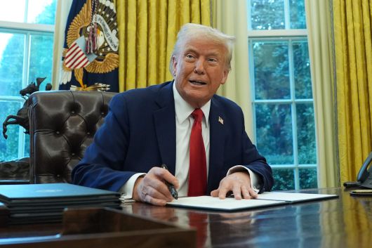 도널드 트럼프 미국 대통령이 백악관에서 행정명령에 사인하는 모습./연합뉴스=AP