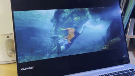 갤럭시 북5 프로는 고성능 아몰레드(AMOLED) 화면이 적용돼 콘텐츠를 고화질로 시청할 수 있다./김민국 기자