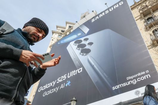 스페인 바르셀로나 카탈루냐 광장 인근 그라시아 거리에 갤럭시S25 울트라 광고판이 설치돼 있다. /뉴스1