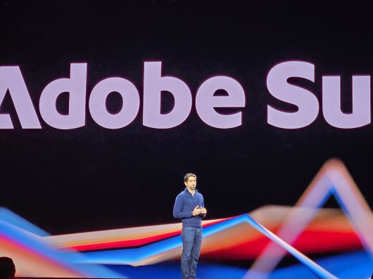 19일(현지시각) 미국 라스베이거스 베네시안 컨벤션 센터에서 열린 ‘어도비 서밋 2025’에서 아밋 아후자(Amit Ahuja) 어도비 익스피리언스 클라우드 수석부사장이 연설하고 있다./사진=이경탁 기자