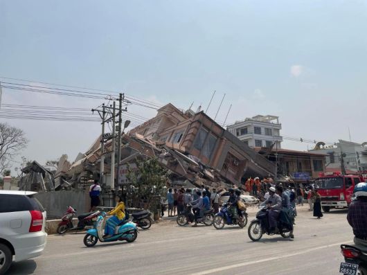 미얀마 중부 내륙에서 28일 발생한 규모 7.7의 강진으로 진앙에서 가까운 미얀마 제2 도시 만달레이를 비롯해 미얀마 전역에 대규모 피해가 발생한 것으로 전해졌다. 사진은 이날 강진으로 무너진 미얀마 아웅반 호텔. /이정호 재미얀마 한인회보 편집장 제공