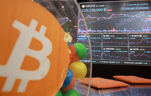 4일 서울 서초구 빗썸라운지 전광판에 비트코인 시세가 표시되고 있다./뉴스1