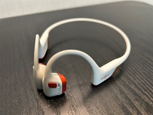 샥즈의 골전도 이어폰 '오픈런 프로 2'./김민국 기자