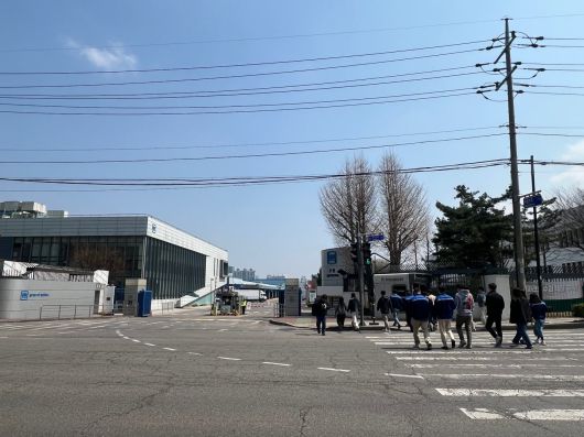 지난 3일 한국GM 부평공장 직원들이 점심 식사를 마치고 회사로 복귀하고 있다./서일원 기자