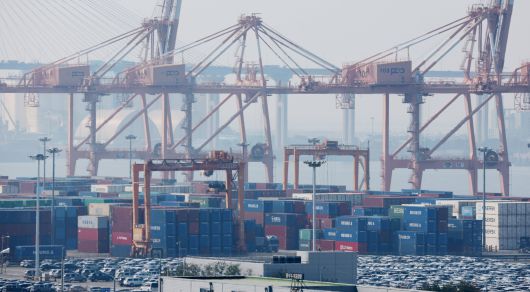 10일 경기 평택시 포승읍 평택항 수출 야적장에 컨테이너들이 쌓여있다.미국은 지난 9일(현지 시각) 세계 각국을 상대로 발효한 상호관세를 유예했지만, 보복 대응에 나선 중국에 대해서는 상호관세율은 125%로 인상했다. /뉴스1