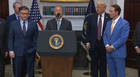 정의선 현대차그룹 회장이 지난달 24일(현지 시각) 미국 워싱턴DC 백악관에서 도널드 트럼프 미국 대통령이 지켜보는 가운데 2028년까지 210억 달러를 미국에 투자하겠다고 발표했다./백악관 방송 캡처