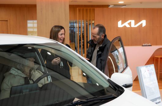 25일(현지 시각) 스페인 바르셀로나에 위치한 기아 딜러점 '기아 인테그랄 카'에서 영업직원이 고객에게 차량을 소개하고 있다. / 기아 제공