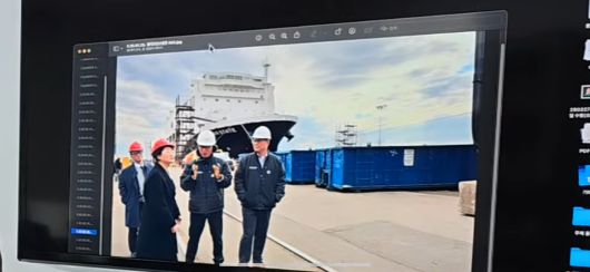 미국 필리조선소에 방문한 이언주 의원(왼쪽 두 번째)./이언주 의원 유튜브 캡처