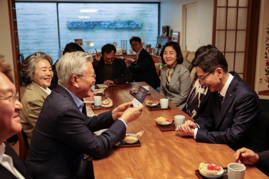 더불어민주당 대권 주자인 김경수 전 경남지사(오른쪽)가 14일 오후 경남 양산시 하북면 평산마을 문재인 전 대통령 사저에서 문 전 대통령과 환담하고 있다. /김경수 전 지사 측 제공