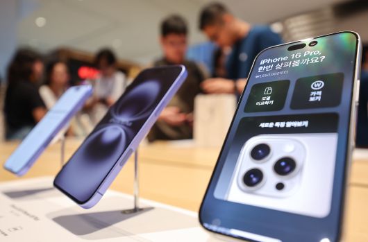 서울 중구 명동 애플스토어에서 시민들이 애플의 스마트폰 ‘아이폰 16시리즈’를 살펴보고 있다. /뉴스1