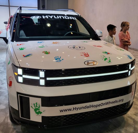 현대차가 '2025 뉴욕 오토쇼'에 소아암 퇴치 캠페인 '현대 오프 온 휠스'를 홍보하기 위해 싼타페 차량을 전시했다. /공동취재단