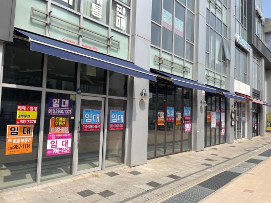 김포 한강 신도시 내 라베니체 상가 건물에 임차인을 찾는 광고문이 붙어 있다. 5개 상가가 연이어 공실로 남아있다. / 사진 = 정해용 기자