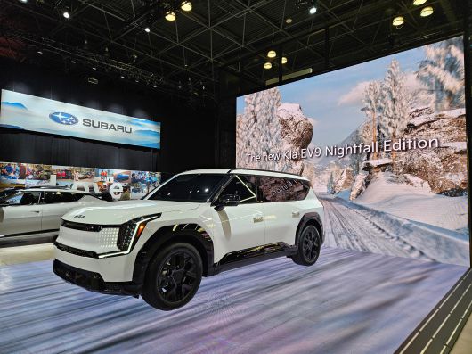 16일(현지시각) 미국 뉴욕 제이컵 재비츠 컨벤션 센터에서 열린 2025 뉴욕 국제오토쇼 기아관에 EV9 나이트폴 에디션이 전시돼 있다./김지환 기자